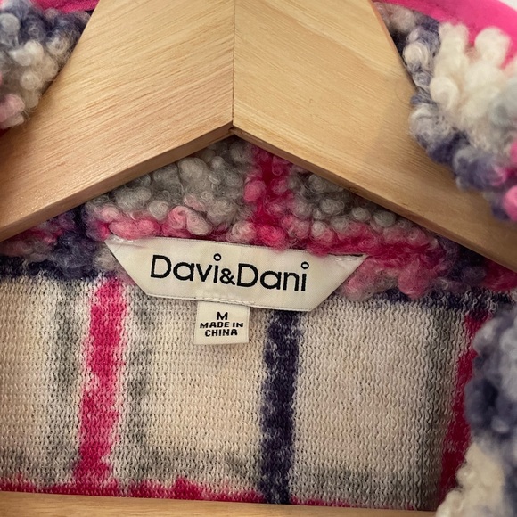 Fun pink sweater! - Picture 2 of 2